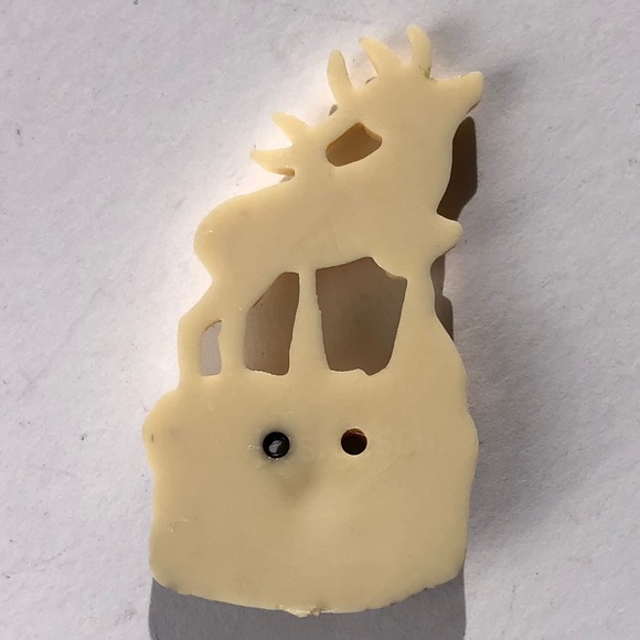 vintage deer with antlers stag plastic sewing button left facing cream brown - Picture 8 of 9